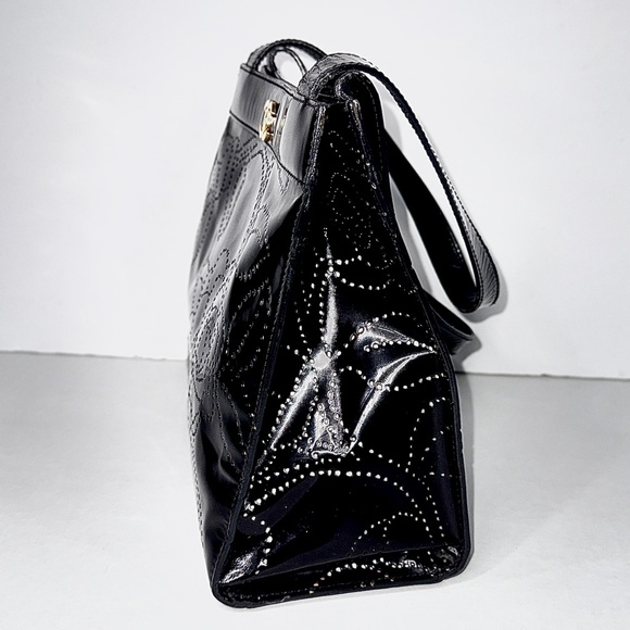 🔥SOLD🔥CHANEL Camelia Enamel Tote Bag - Picture 6 of 17